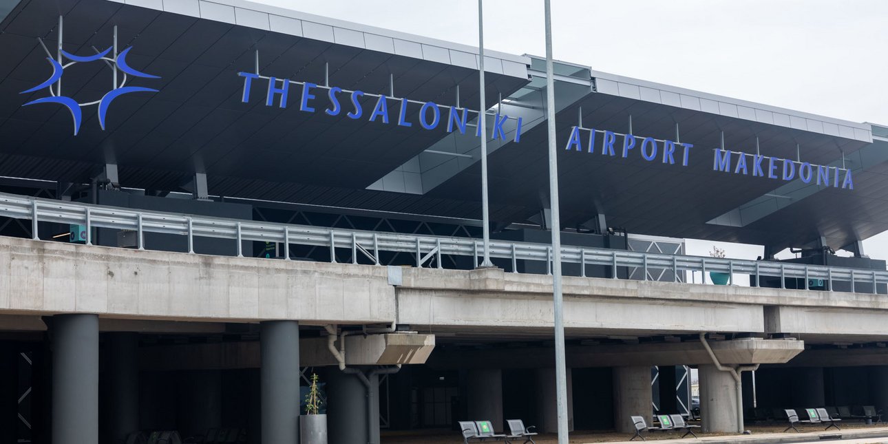 Αναγκαστική προσγείωση στο αεροδρόμιο «Μακεδονία» για πτήση προς Ρόδο -Βρετανοί επιβάτες προκαλούσαν φασαρία