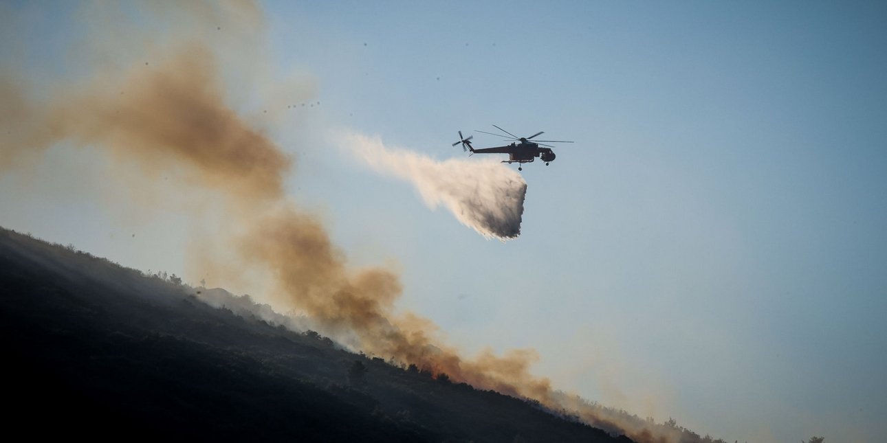 Ελικόπτερο κάνει ρίψεις νερού στο Ακραίφνιο Βοιωτίας