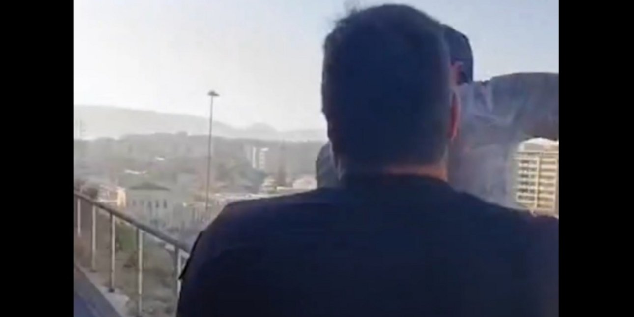 Η στιγμή διάσωσης άνδρα που ετοιμάζεται να πέσει από τον 6ο 