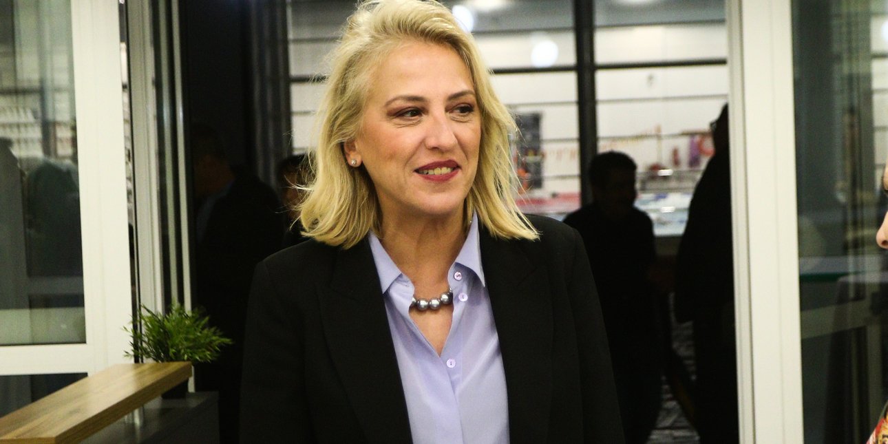 Δούρου: Παγκόσμια πρωτοτυπία να κάνεις στην άκρη για να στηρ