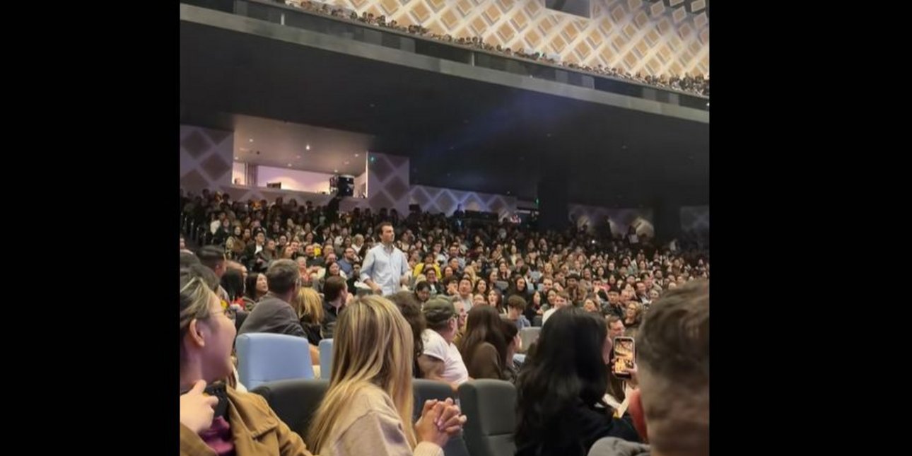Θεατής έσωσε τη συναυλία: Αρρώστησε ο πιανίστας και ο μαέστρος ζήτησε τη βοήθεια του κοινού -Viral το βίντεο