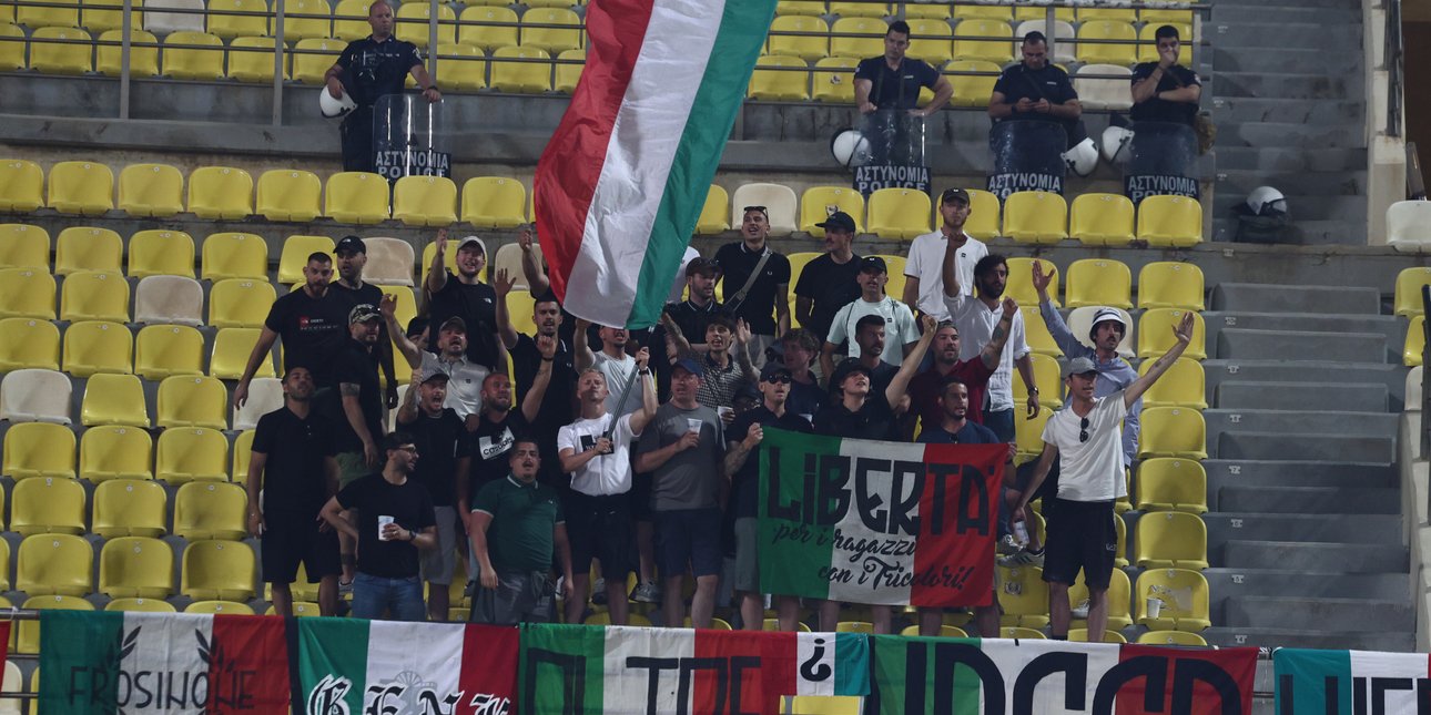 Οπαδοί πήγαν στο Ελλάδα-Ιταλία, πέταξαν στρώματα θ