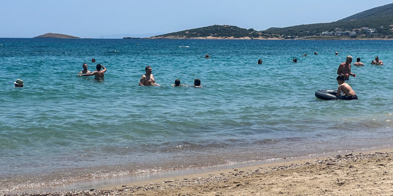 Οι υψηλές θερμοκρασίες οδηγούν τον κόσμο στις παραλίες