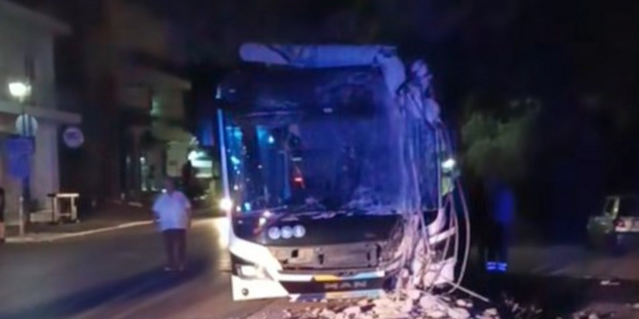 Άνω Λιόσια: Αστικό λεωφορείο καρφώθηκε σε κολώνα