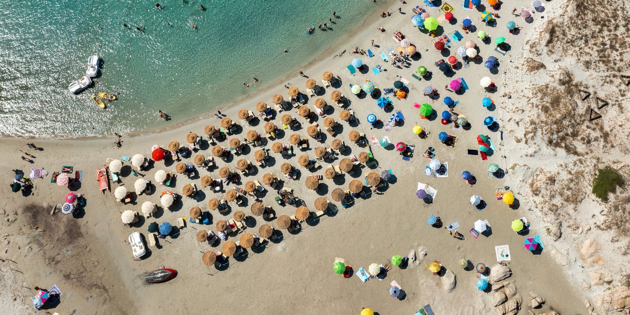 Σε παραλία στην Ιταλία απαγόρευσαν τις ομπρέλες σε όσους είν