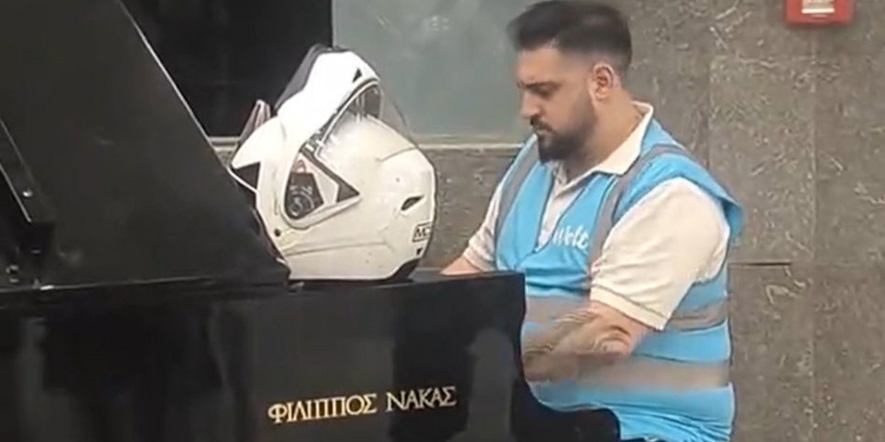Ντελιβεράς μάγεψε το κοινό στο μετρό Συντάγματος παίζοντας Μητροπάνο σε πιάνο 