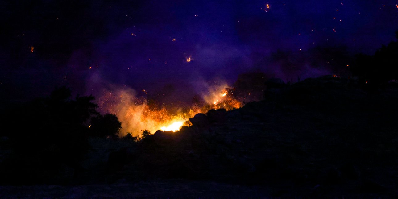 Ολονύχτια μάχη με τις φλόγες: Καλύτερη η εικόνα σε Ρέθυμνο και Κάλυμνο -Συνεχείς αναζωπυρώσεις σε Πάρο και Άνδρο λόγω των ισχυρών ανέμων