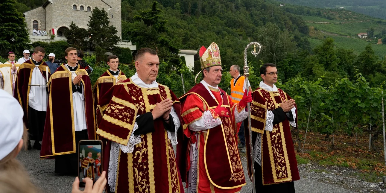 Η ένταξη της Αλβανίας στην ΕΕ κινδυνεύει εξαιτίας της κατασκευής θερέτρου που συνδέεται με τον Κούσνερ