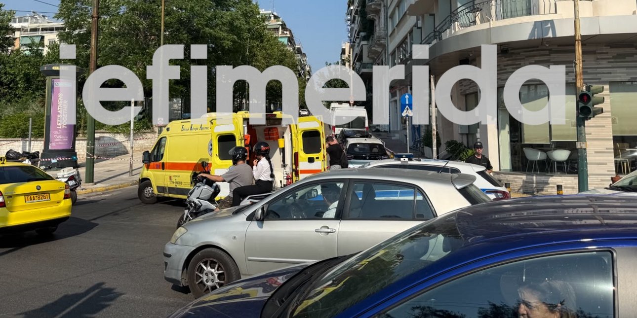Ασθενοφόρο στο κέντρο της Αθήνας