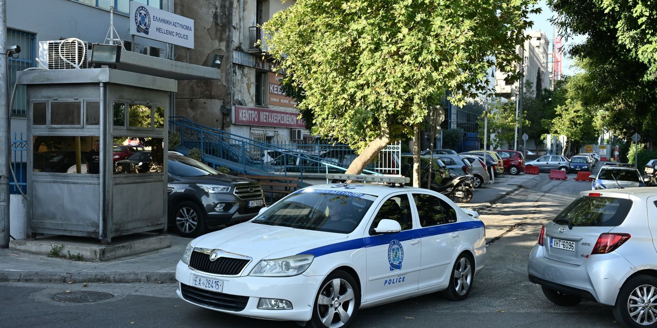 Η μεταφορά των συλληφθέντων για την κατάρρευση της πολυκατοικίας