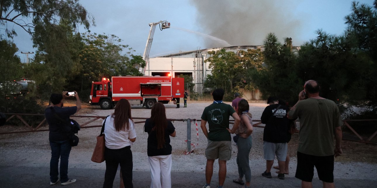 Φωτιά στο παλιό κτίριο του θεάτρου Μπάντμιντον