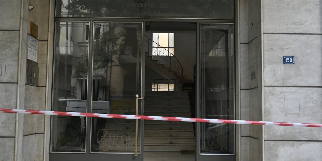 Η είσοδος της πολυκατοικίας που βρίσκεται το γραφείο του Στ. Γεωργίου 