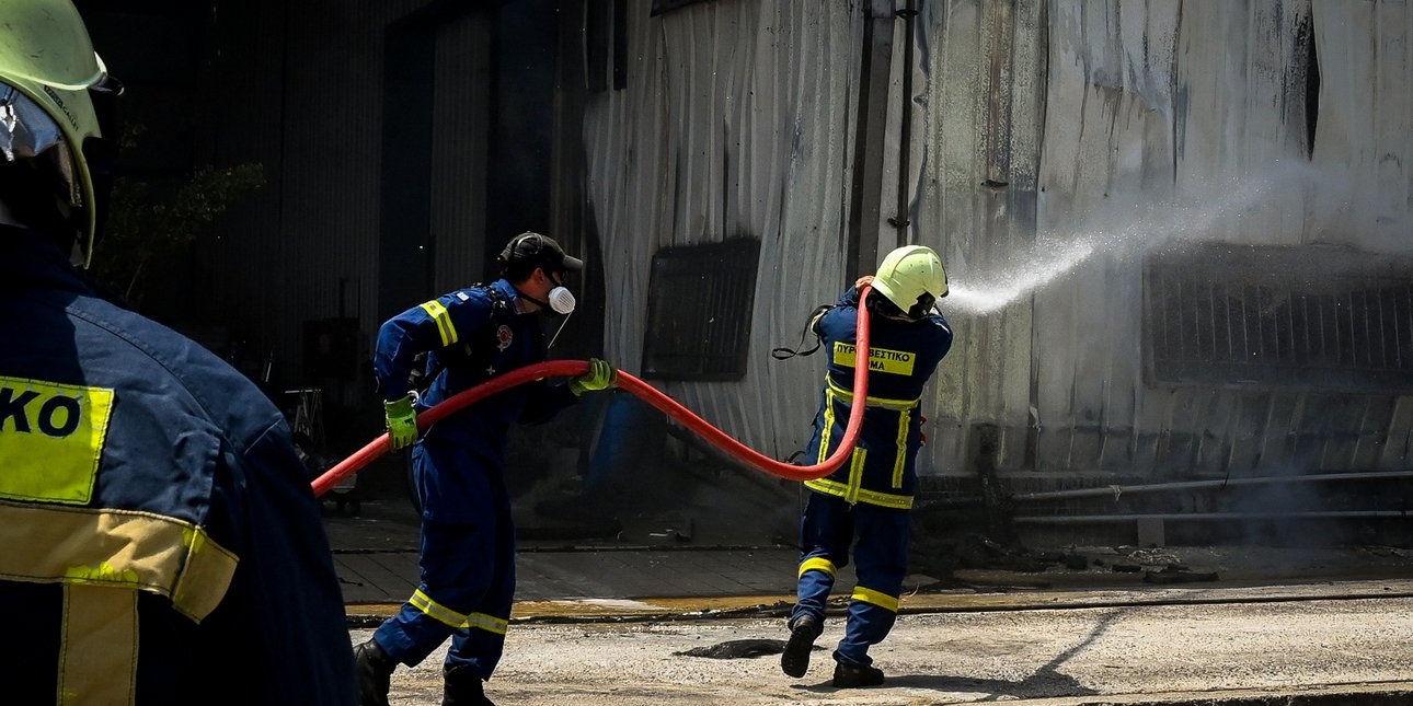 Πυροσβέστες έργοστάσιο Εξαμιλια κορινθιας