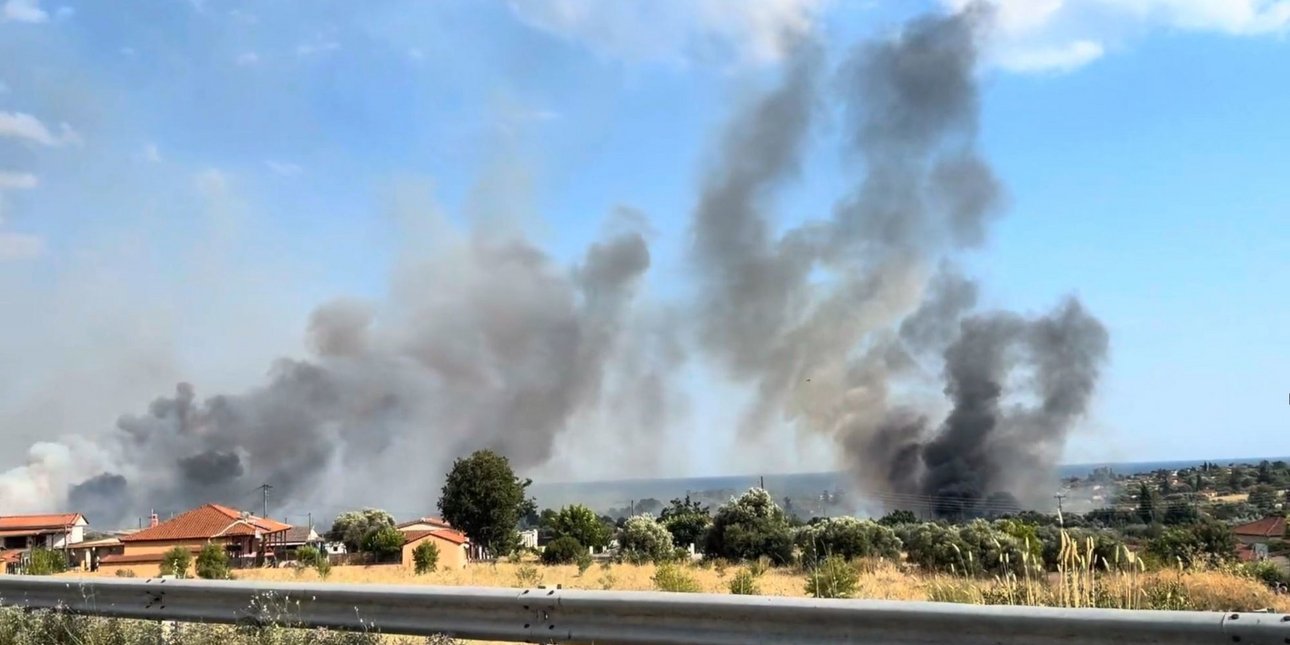 Φωτιά στη Νέα Καλλικράτεια Χαλκιδικής