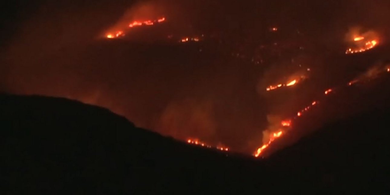 Μεγάλη αναζωπύρωση στη Πάρο -Ενισχύθηκαν οι άνεμοι, δύσκολη νύχτα για τους πυροσβέστες