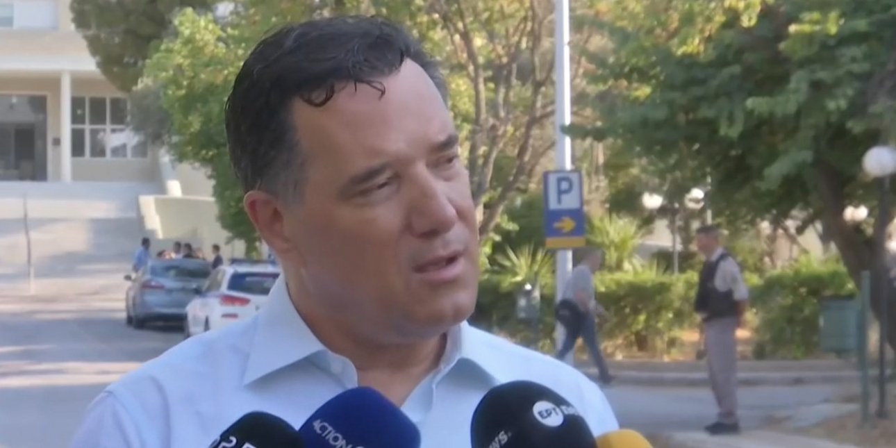 Ο Άδωνις Γεωργιάδης έξω από το Σισμανόγλειο