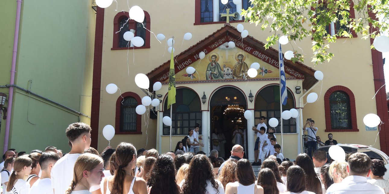 Λευκά μπαλόνια στην κηδεία της 15χρονης Άννας-Μαρίας