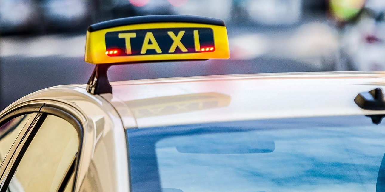 Οδηγός ταξί απείλησε τουρίστες και τους άρπαξε 600 ευρώ -Συνελήφθη από την ΕΛ.ΑΣ.