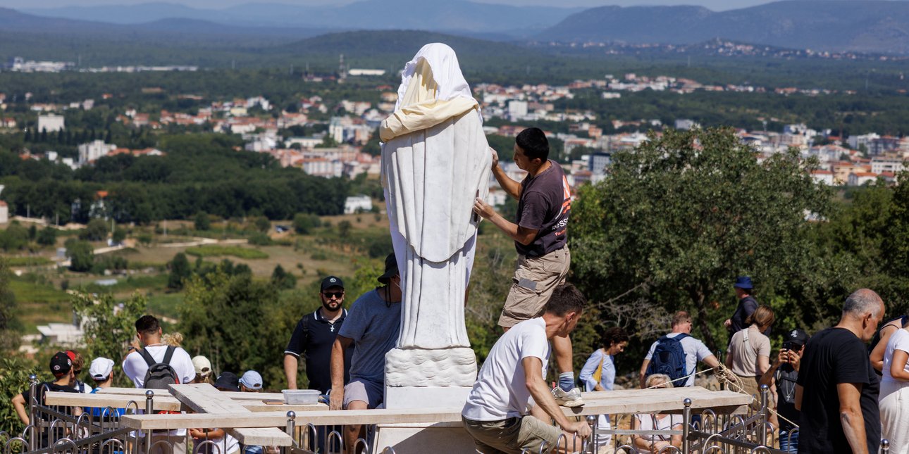 Σάλος με βανδαλισμό αγάλματος της Παναγίας στη Βοσνία -Την έβαψαν με μαύρη μπογιά και έγραψαν ο «Διάβολος με φούστα»