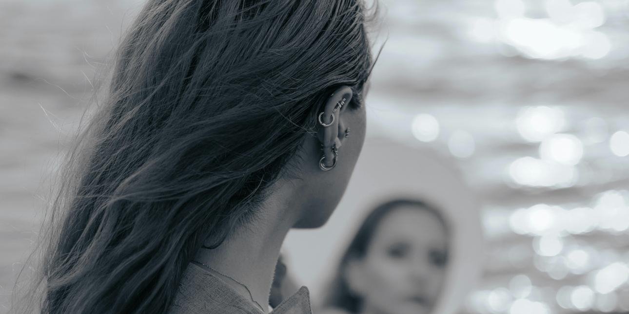 Τι κρύβεται πίσω από τη συνήθεια να μιλάτε μόνοι σας, σύμφωνα με την Ψυχολογία