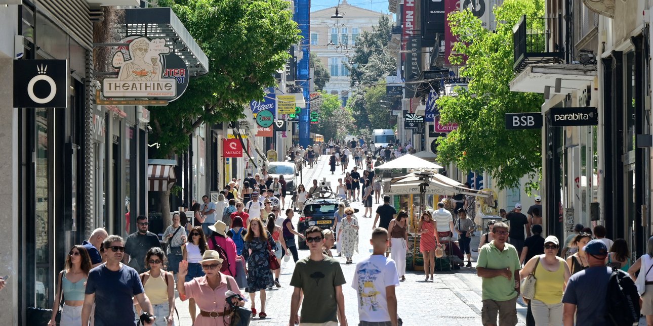 ΕΛΣΤΑΤ: Πόσα ξοδεύουμε για ρούχα και παπούτσια τον χρόνο