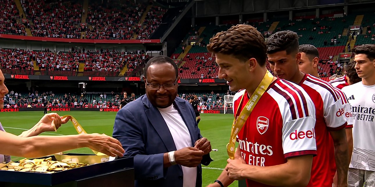 Άρσεναλ: Με το μετάλλιο στο στήθος ο Χρήστος Τζόλης - Η στιγμή της απονομής στους «κανονιέρηδες» [βίντεο]