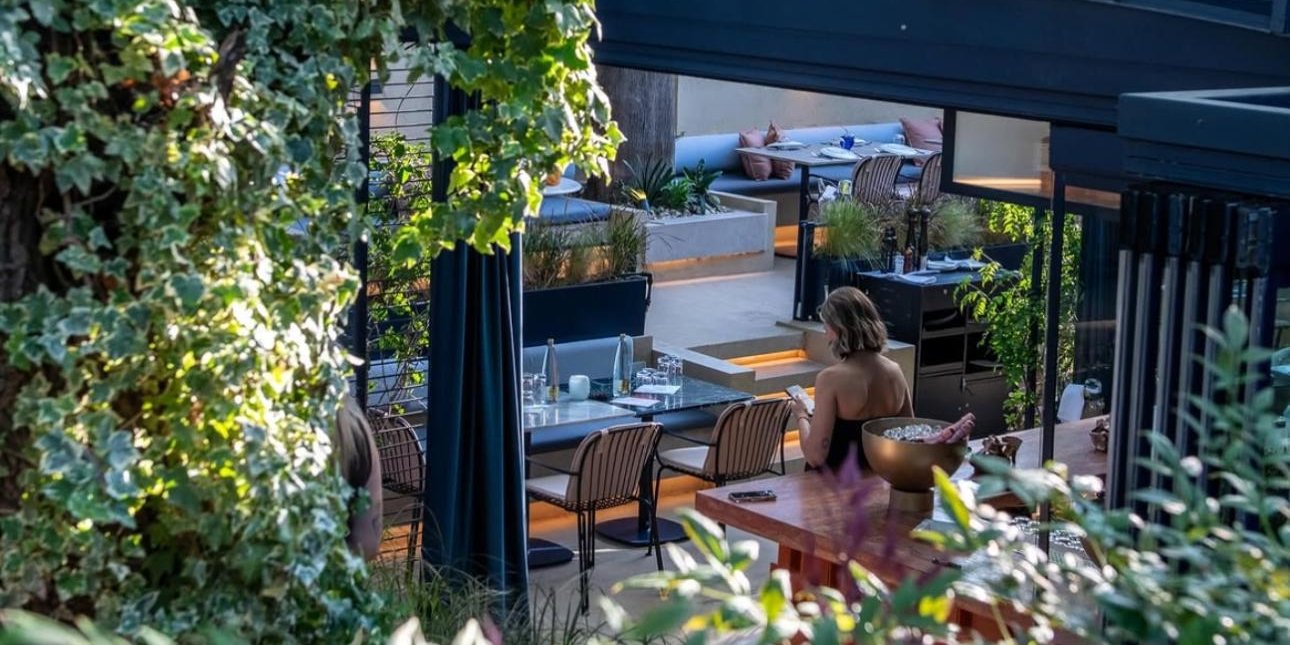 Οι πιο δροσερές αυλές της Αθήνας για φαγητό τον Αύγουστο -5 διευθύνσεις κάτω από τα δέντρα