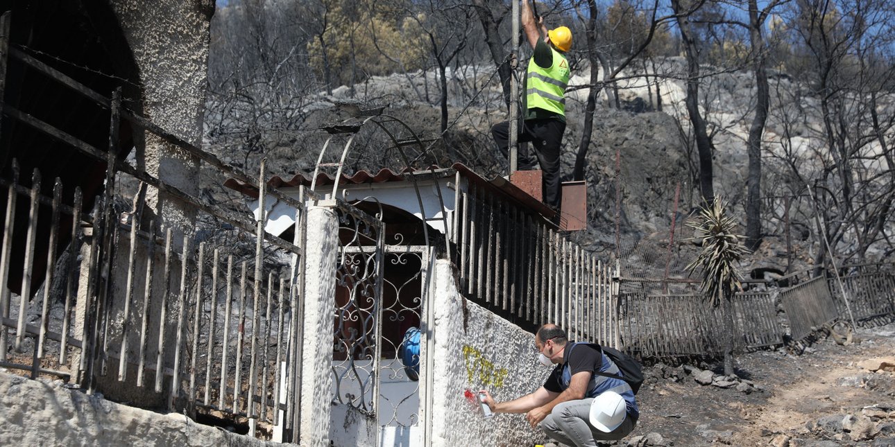 Φωτιά στη Σαλαμίνα: Αυτοψίες σε 22 κτίρια, πέντε χαρακτηρίστηκαν κόκκινα -Ζημιές σε σπίτια, επιχειρήσεις και αποθήκες