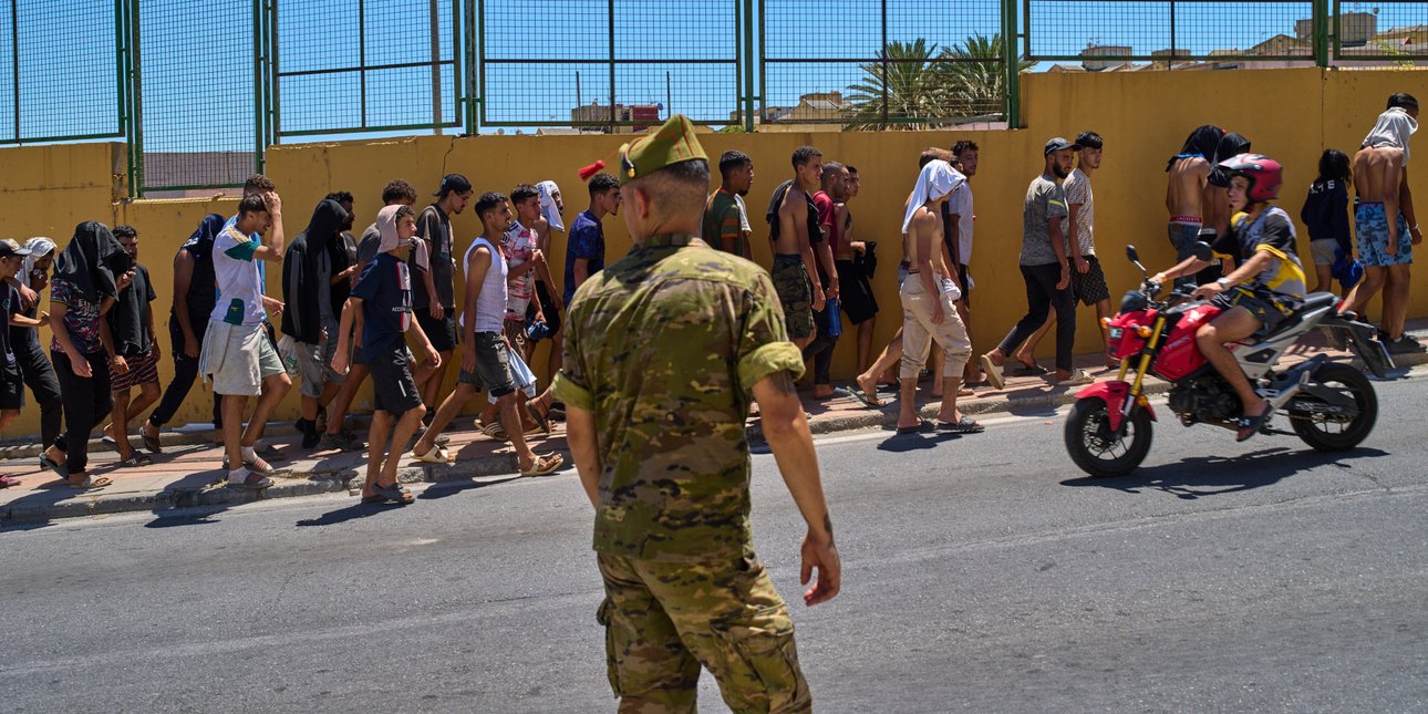 Θέουτα: Τουλάχιστον 5.000 μετανάστες παραμένουν στον θύλακα -Κοιμούνται στις παραλίες, στα όριά τους τα κέντρα υποδοχής