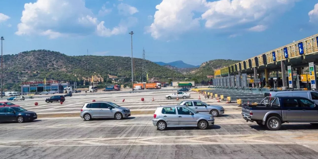 Πρόστιμο 350 ευρώ και αφαίρεση διπλώματος για τους απρόσεκτους οδηγούς των διοδίων -Ποια κίνηση τιμωρεί αυστηρά ο νέος ΚΟΚ