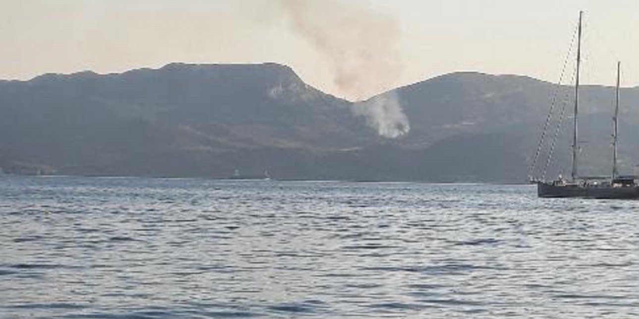 Φωτιά στη Μήλο -Σηκώθηκαν πέντε εναέρια μέσα