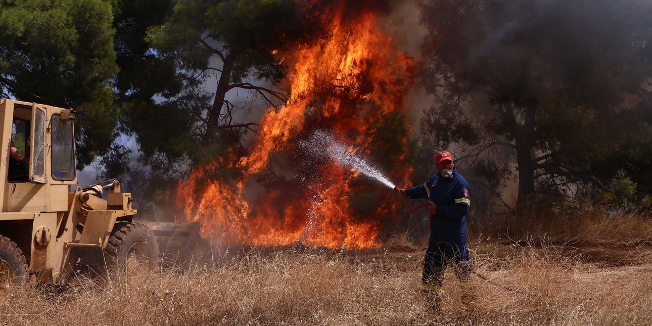 Κάηκαν σπίτια στο Κρύο Πηγάδι, κοντά στα Βίλια -Φωτιά και στα περίχωρα των Μεγάρων, live όλες οι εξελίξεις