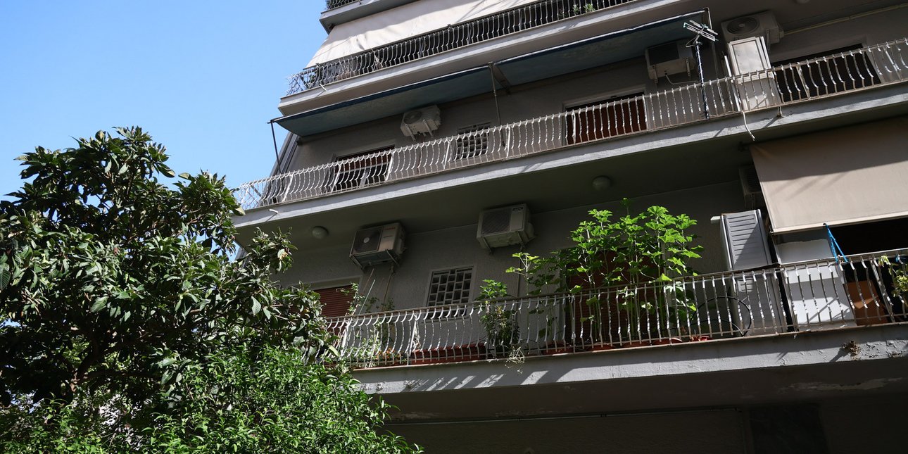 Τι υποστηρίζει ο ιδιοκτήτης του διαμερίσματος όπου εξελίσσεται το θρίλερ της Κυψέλης -Γιατί κάλεσε την Αστυνομία, τι βρήκαν στο διαμέρισμα