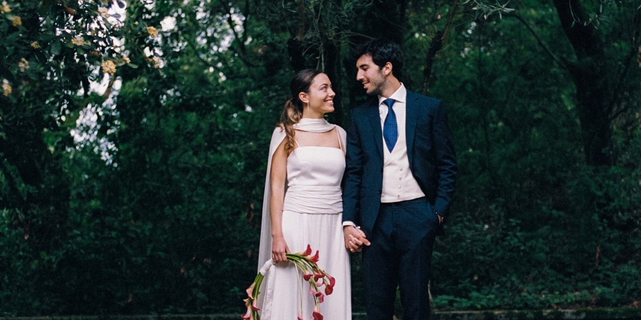 Το bridal look που έγινε viral -Η νύφη με το λιτό νυφικό και την ξεχωριστή ανθοδέσμη