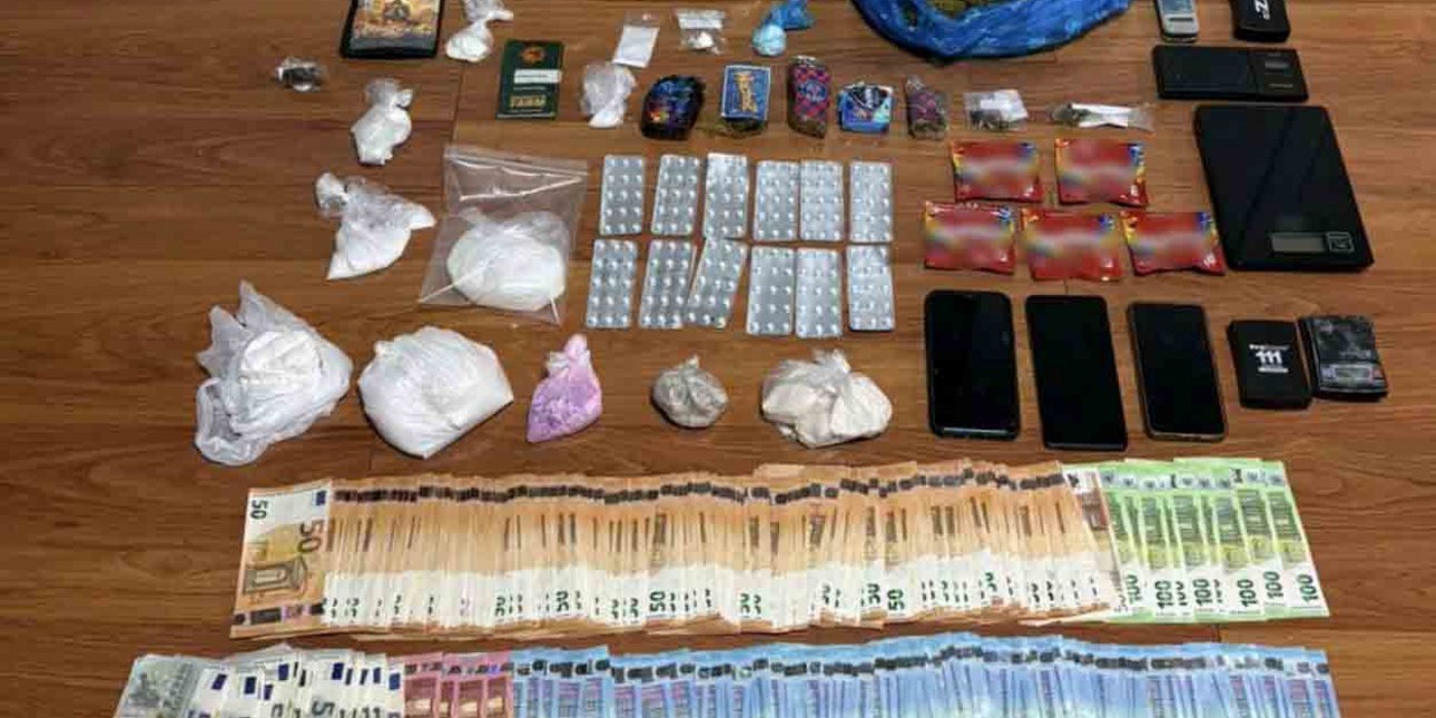Στα χέρια της ΕΛ.ΑΣ. έπεσαν τρία άτομα -ανάμεσα στα οποία και ένας ψυχολόγος- για κατοχή και διακίνηση ναρκωτικών ουσιών.