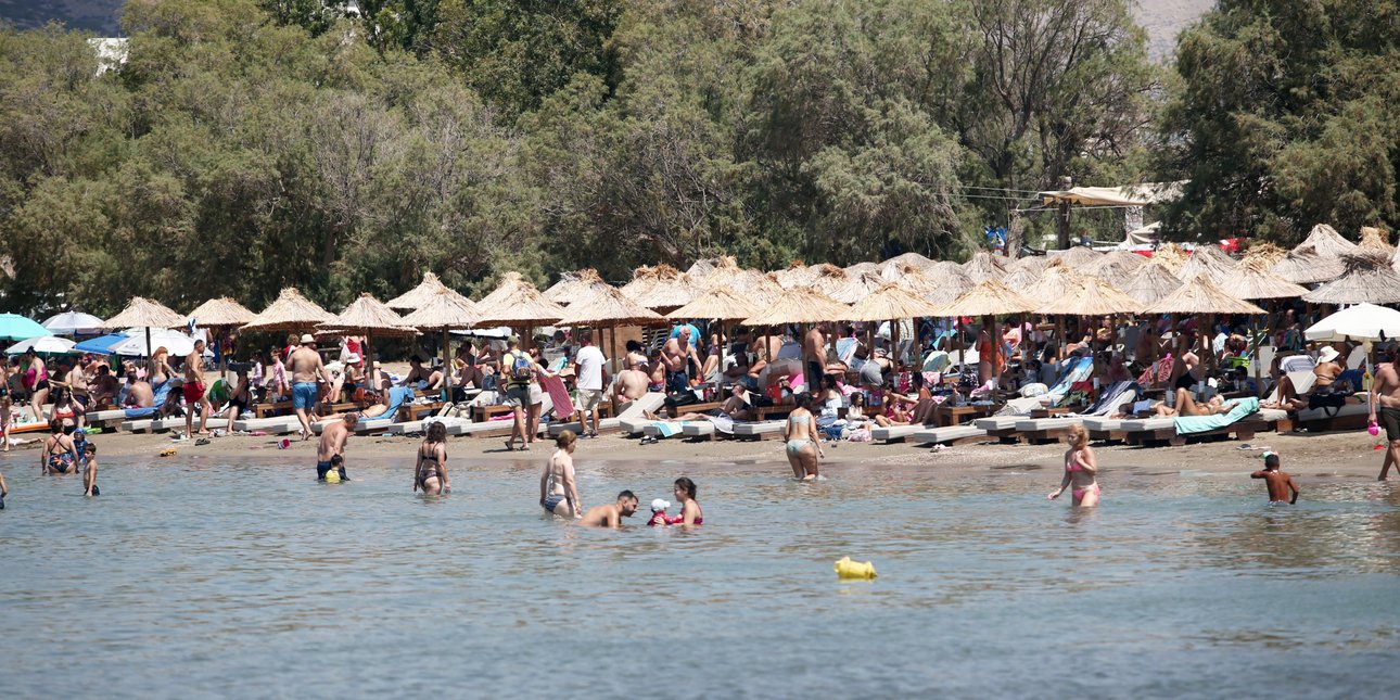 Κόσμος στην παραλία 