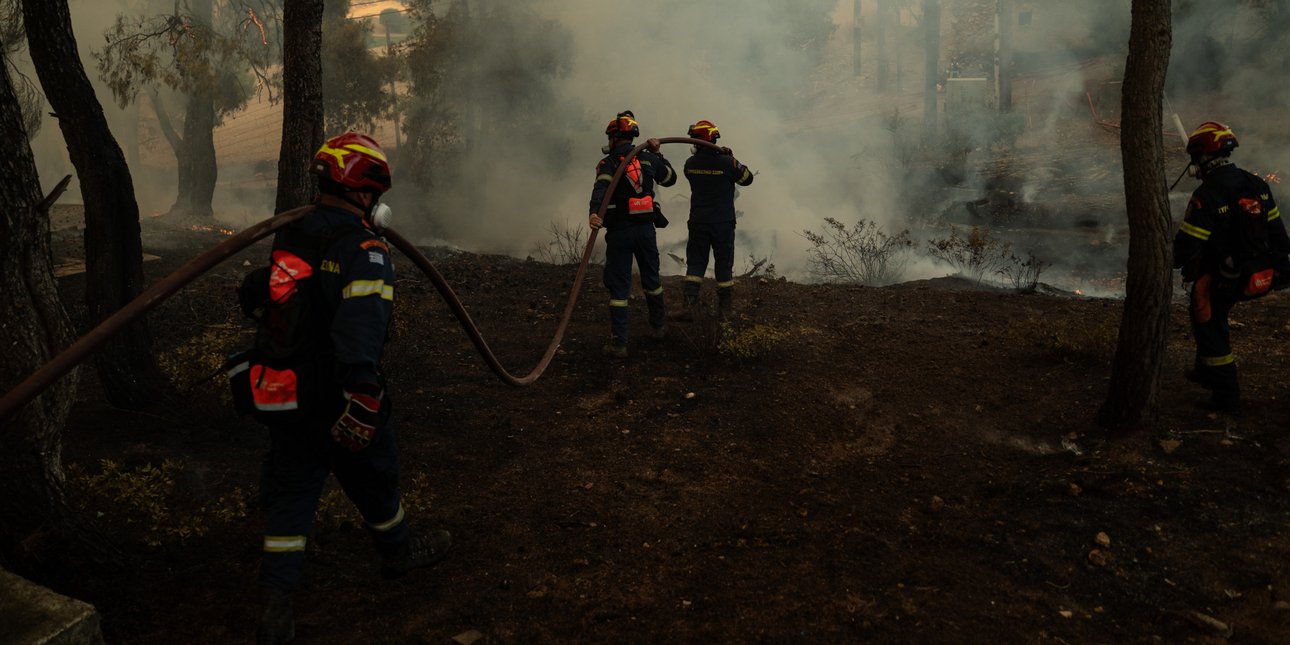 Συνεχίζεται η μάχη με τις αναζωπυρώσεις στη Δυτική Αττική -Συνεχείς οι ρίψεις από εναέρια μέσα