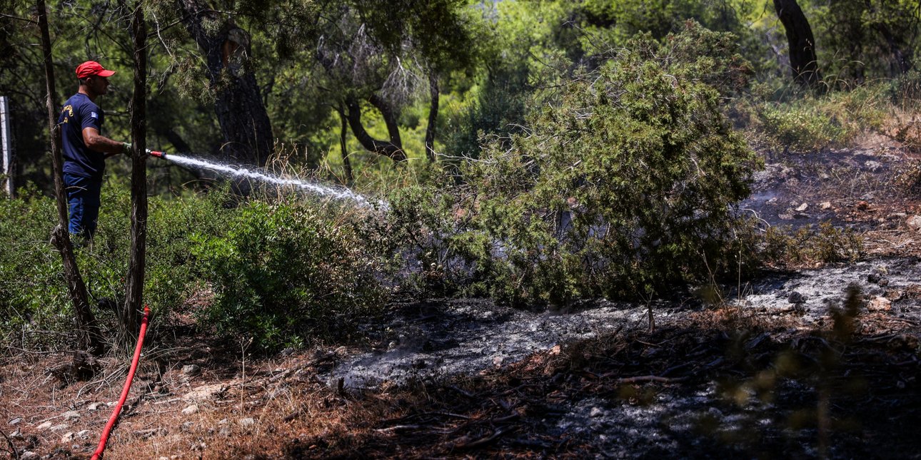 Βελτιωμένη η εικόνα στις φωτιές της Δυτικής Αττικής -Καπνογόνα σημεία αντιμετωπίζουν οι πυροσβέστες, σε επιφυλακή για αναζωπυρώσεις