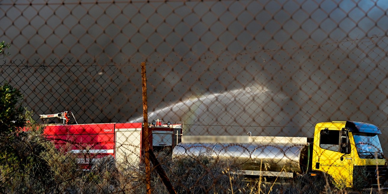 Επιχείρηση της Πυροσβεστικής στην πυρκαγιά στη Σαλαμίνα