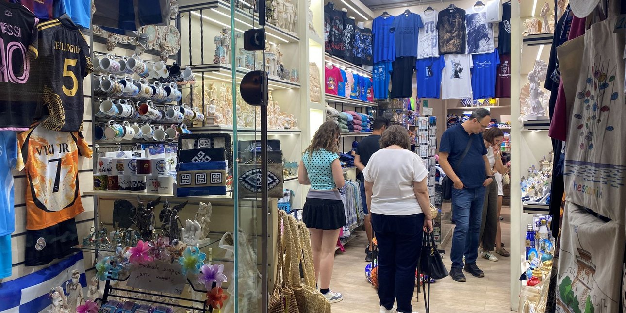 Η ιστορία του σουβενίρ στην Ελλάδα: Από την γκλίτσα και το σημαιάκι, στα εκκεντρικά αναμνηστικά για τα κατοικίδια
