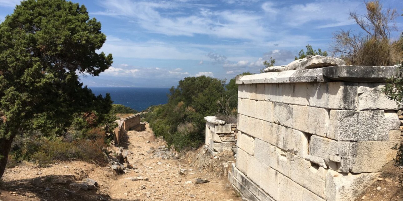 Ενας θαυμάσιος αρχαιολογικός χώρος στην Αττική: Με οικισμούς, ιερό, τάφους και θέα στον Ευβοϊκό [εικόνες]