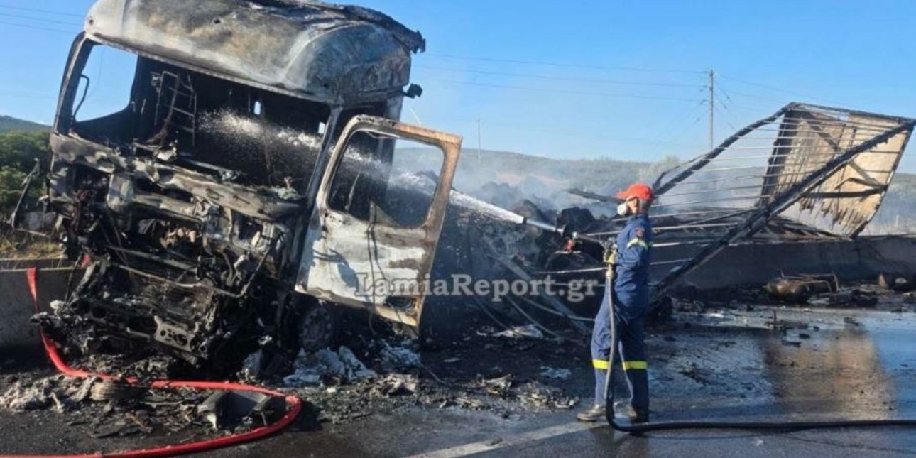 Πυροσβέστης σβήνει φωτιά σε φορτηγό