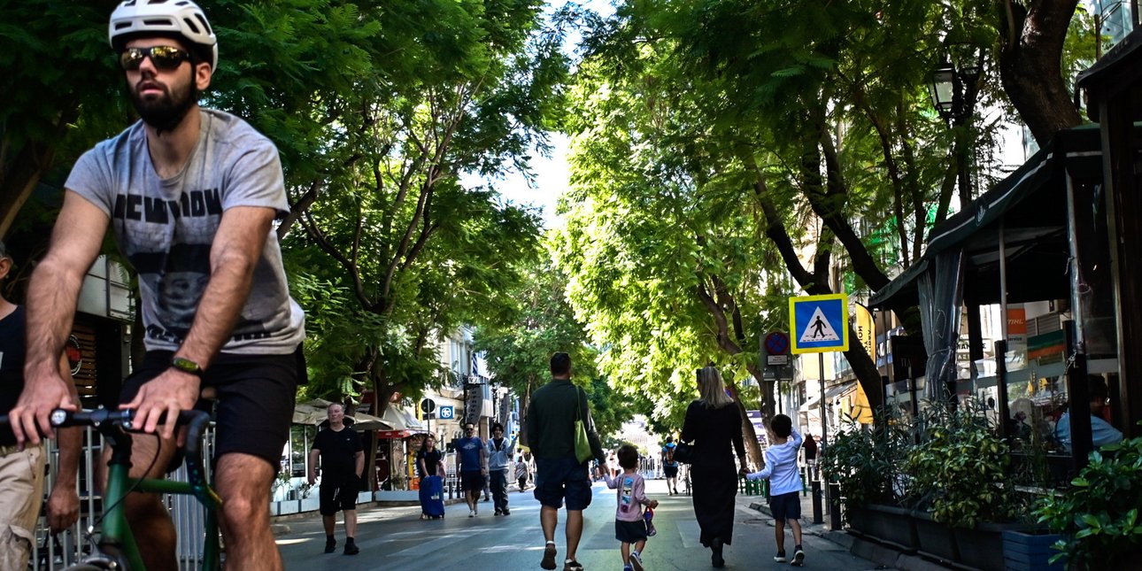 Η Αθήνα αφήνει για λίγο πίσω της τον θόρυβο των αυτοκινήτων και δίνει τον δρόμο στους ανθρώπους