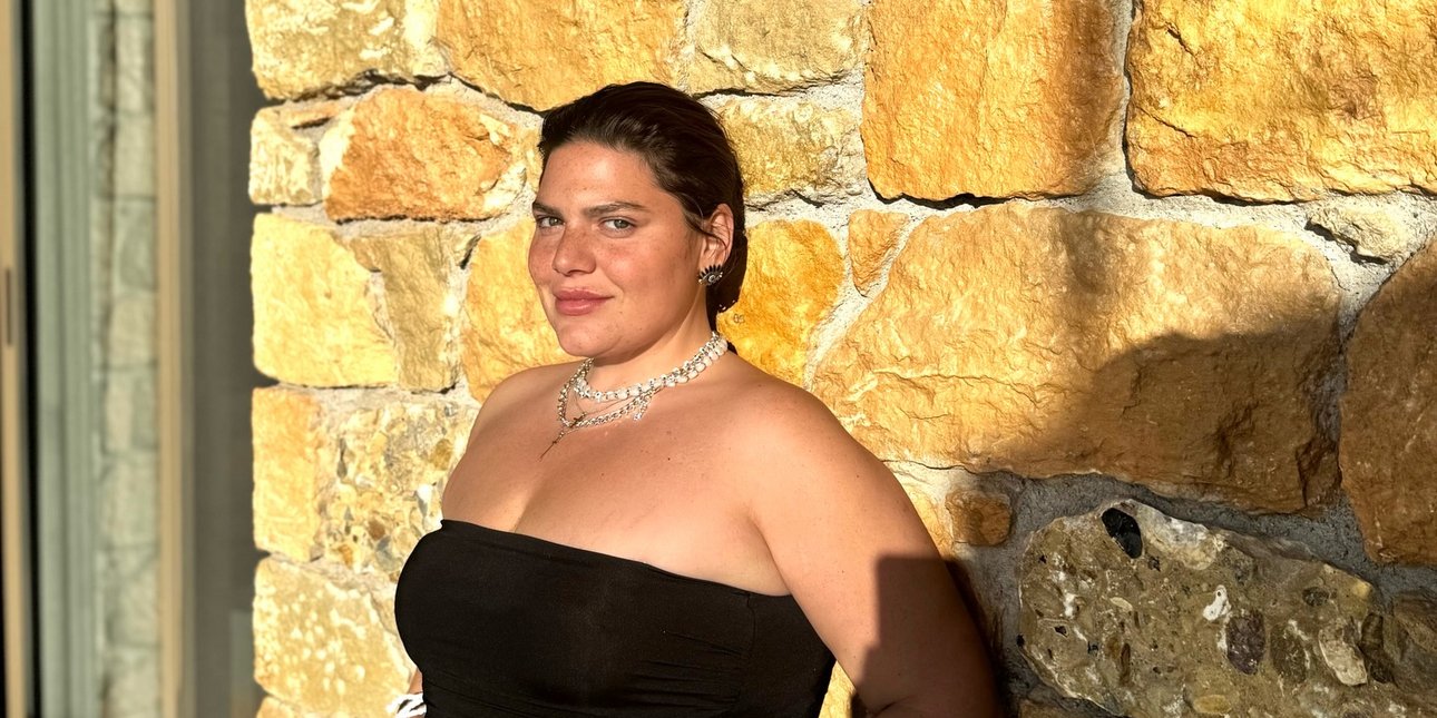 Η εγκυμονούσα Δανάη Μπάρκα με ολόσωμο μαγιό -Ποζάρει με φουσκωμένη κοιλιά στην παραλία