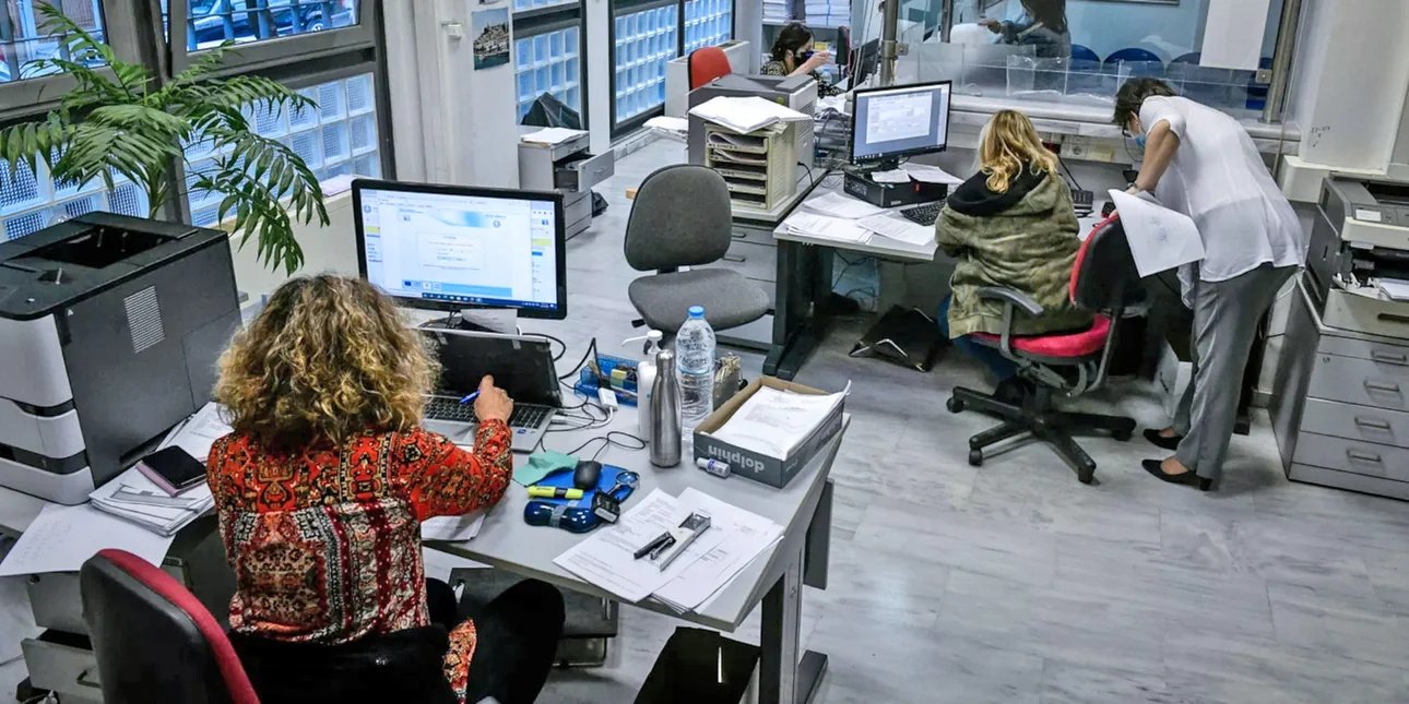 Δημόσιοι υπάλληλοι: Πώς μπορούν να βγουν στη σύνταξη όσοι είναι 48 έως 52 ετών
