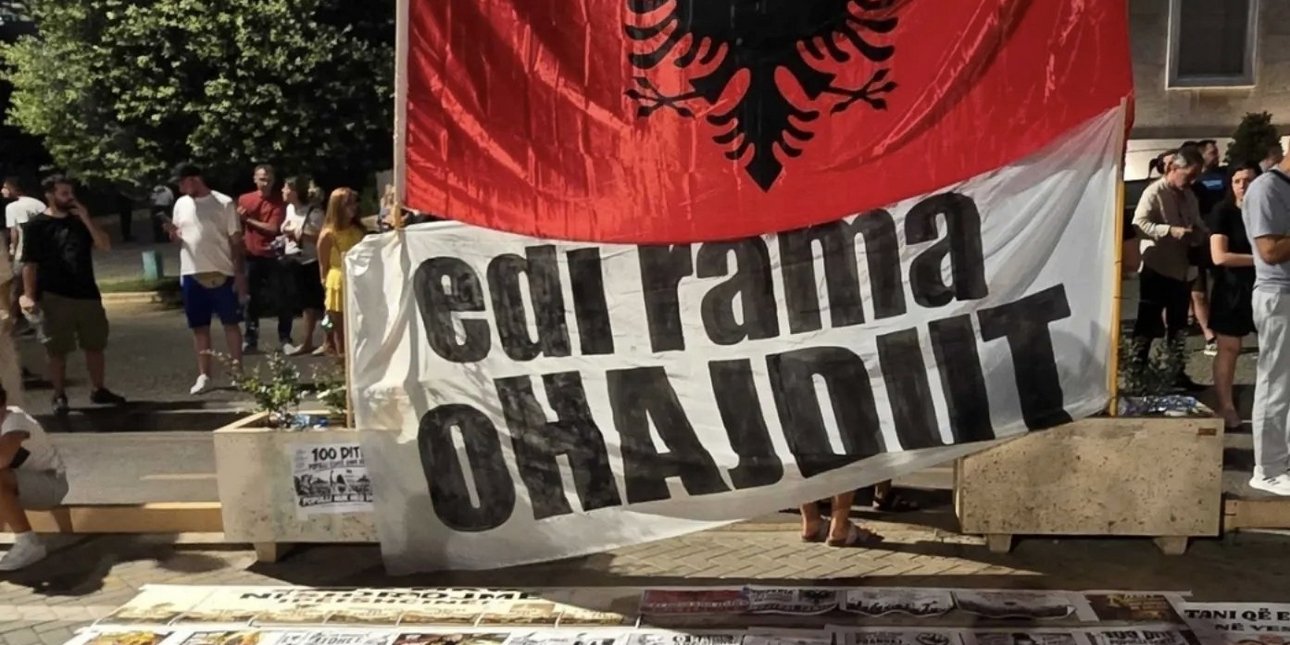 Αλβανία: Συγκρούσεις έξω απο το κοινοβούλιο, διαμαρτυρίες για το τουριστικό θέρετρο της οικογένειας Τραμπ -Πέταξαν αυγά σε βουλευτές