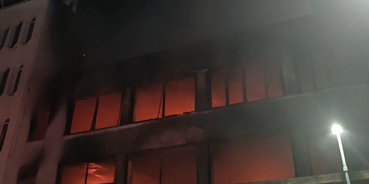 Συναγερμός στον Πειραιά: Καταστράφηκε ολοσχερώς κατάστημα υφασμάτων -Υπό μερικό έλεγχο η φωτιά [βίντεο]
