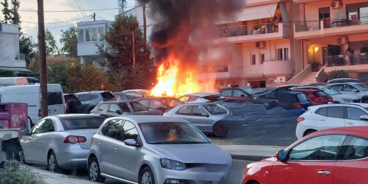Θεσσαλονίκη: Φωτιά σε τρία σταθμευμένα οχήματα στην Πυλαία -Δείτε βίντεο