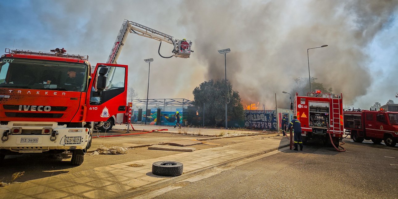 Πυροσβεστικά στη φωτιά στου Ρέντη