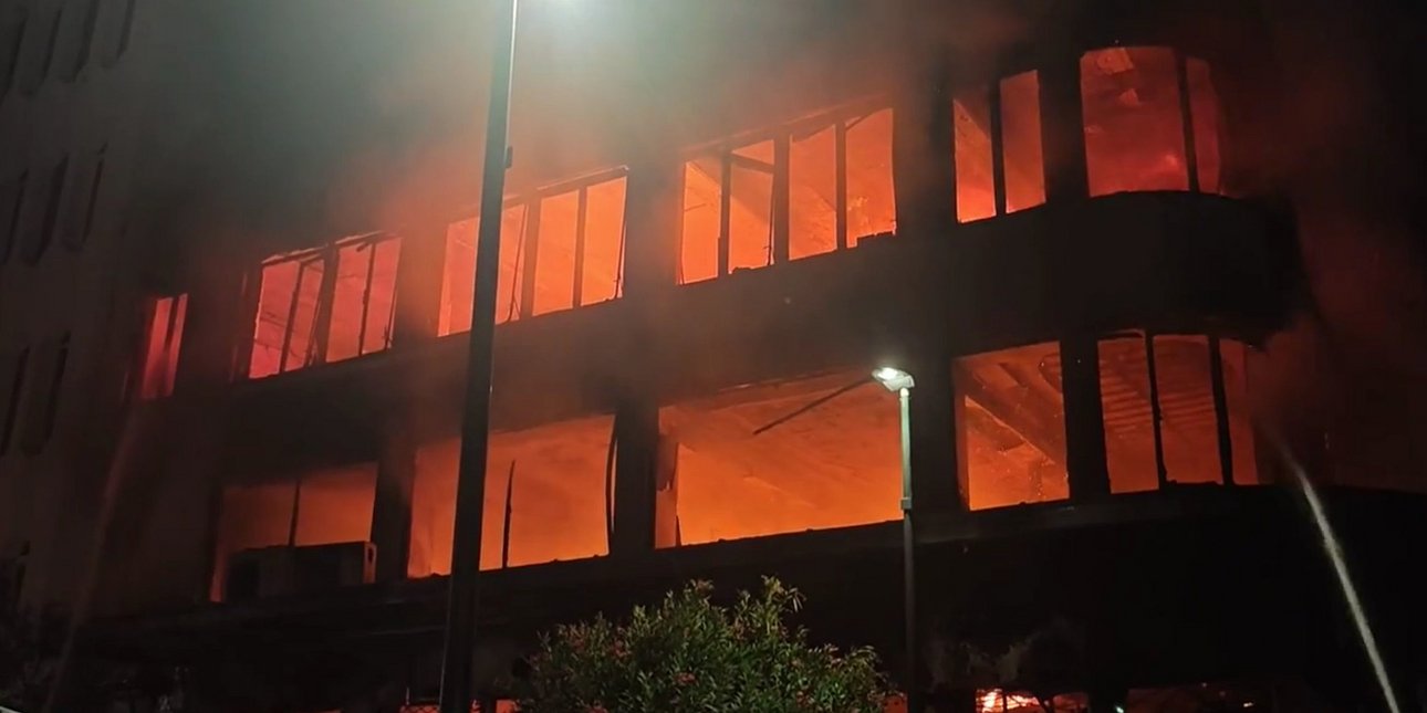 Συναγερμός στον Πειραιά: Μεγάλη φωτιά σε κατάστημα με υφάσματα -Μάχη με τις φλόγες δίνουν οι πυροσβέστες [βίντεο]